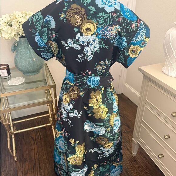 TUCKERNUCK Black Verdant Floral Short Sleeve Dress
ii1 - Picture 5 of 9
